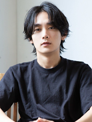 センターパートウルフ