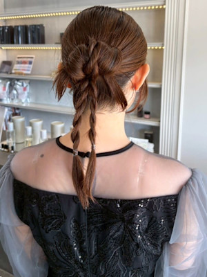 ヘアセット 結婚式 お呼ばれへア カチモリ 三つ編み アップ