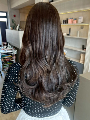 髪質改善 アッシュブラウン ロングレイヤー 透明感カラー