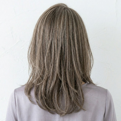 白髪ぼかしハイライトで叶える大人上品ミディアム