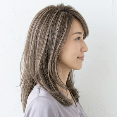 白髪ぼかしハイライトで叶える大人上品ミディアム