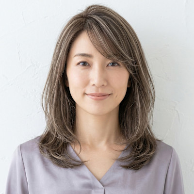 白髪ぼかしハイライトで叶える大人上品ミディアム