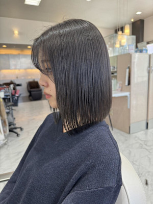 切りっぱなしボブ／グレージュカラー