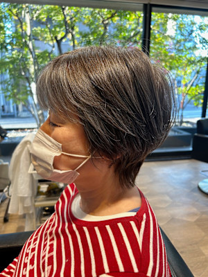 白髪活かしカラー＋ショートスタイル