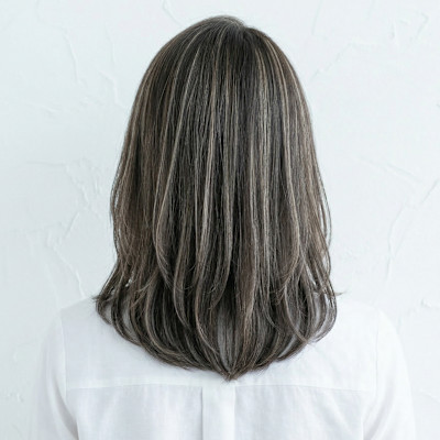 白髪ぼかし＆小顔かき上げミディアム・グレージュ