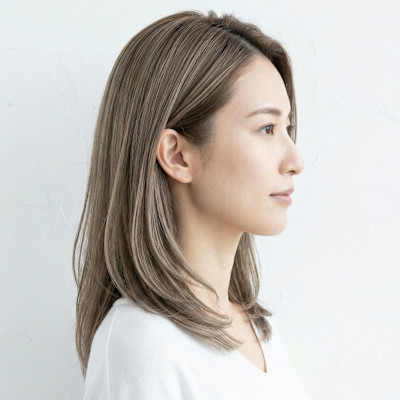 ツヤ感外ハネ×ベビーライトのグレージュミディアム