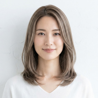 ツヤ感外ハネ×ベビーライトのグレージュミディアム