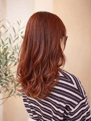 赤みニュアンスレッドセミロング