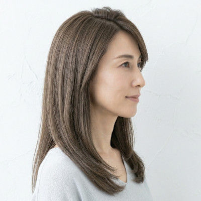 40代上品グレージュミディアム。白髪も馴染む外ハネ