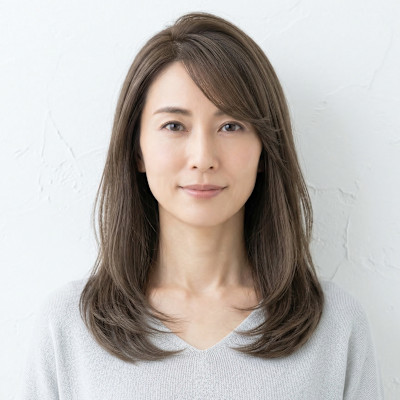 40代上品グレージュミディアム。白髪も馴染む外ハネ