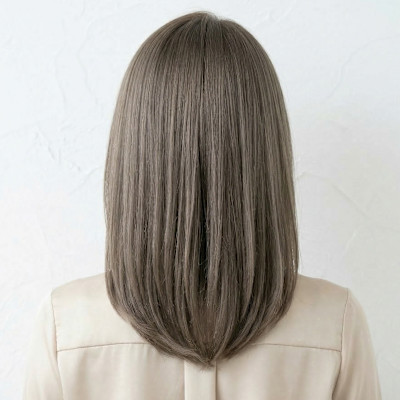 センターパートの上品艶グレージュ大人ボブ