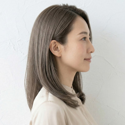センターパートの上品艶グレージュ大人ボブ