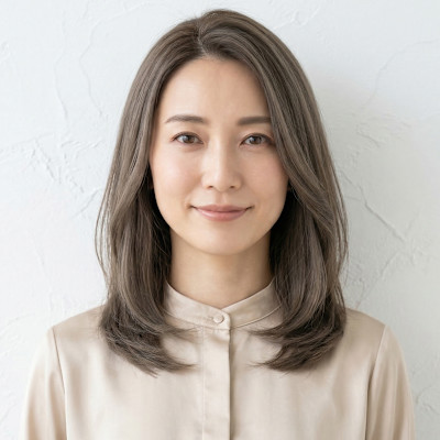 センターパートの上品艶グレージュ大人ボブ