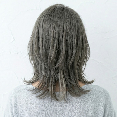 30代40代必見！大人グレージュ×外ハネレイヤーミディアム