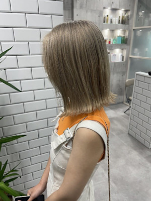 ホワイトグレージュ