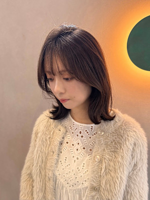 くびれミディアムレイヤー 顔まわり