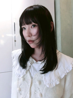 透け感ブラック × 顔まわりレイヤーミディ