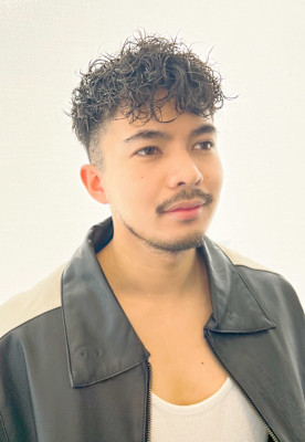 刈り上げセンターパートサーフカールフェザーパーママレットヘア