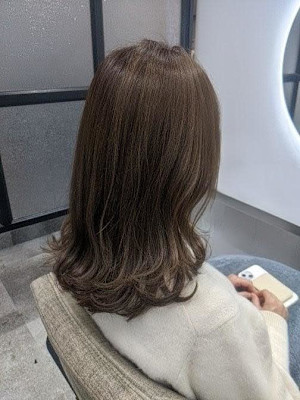 オリーブグレージュ