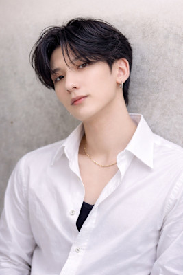 毛流れハンサムショートセンターパートメンズ黒髪爽やか