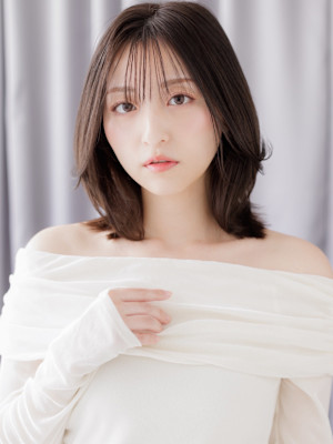 黒髪アッシュくびれミディアムレイヤーウルフカット30代40代