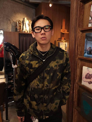 センターパートの前下がりのショートヘア