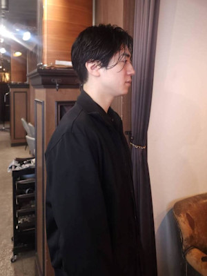 センターパートの前下がりのショートヘアー