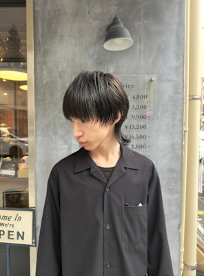 モード×アンニュイ 束感際立つ黒髪マッシュウルフ