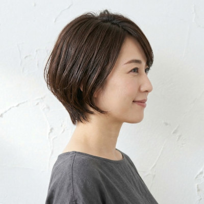 大人可愛い抜け感ショートレイヤー！40代のツヤ髪くびれボブ