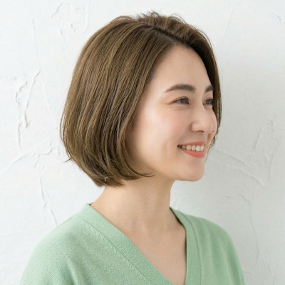オリーブブラウンで魅せる。大人の柔らかショートボブ