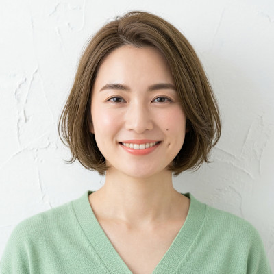 オリーブブラウンで魅せる。大人の柔らかショートボブ