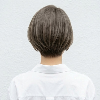 大人女性に。暗髪グレージュの時短ショートボブ