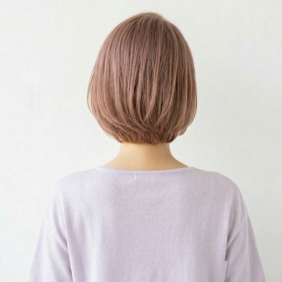 年齢に寄り添う上品ツヤ感ショート。ピンクベージュで白髪カバー