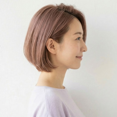 年齢に寄り添う上品ツヤ感ショート。ピンクベージュで白髪カバー