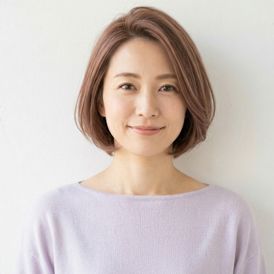 年齢に寄り添う上品ツヤ感ショート。ピンクベージュで白髪カバー