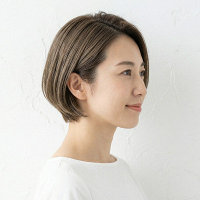 白髪を活かすフォギーベージュ×絶壁解消の大人上品ショートボブ