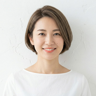 白髪を活かすフォギーベージュ×絶壁解消の大人上品ショートボブ