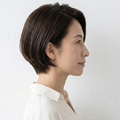 大人髪の悩みを魅力に。清潔感と上品さ際立つナチュラルトレンチ