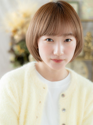 切りっぱなしナチュラルぱっつん前髪丸みボブ　シャギショートb