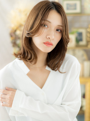 カーテンバングくびれひし形ハッシュカット　くびれミディアムb