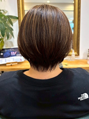 白髪ぼかしハイライト ナチュラルブラウン 大人ショート 艶髪