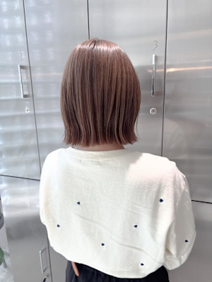 切りっぱなしボブ×透明感グレージュ