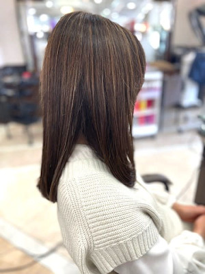 顔まわりレイヤーで華やかに。こなれ感抜群の大人ハイライト