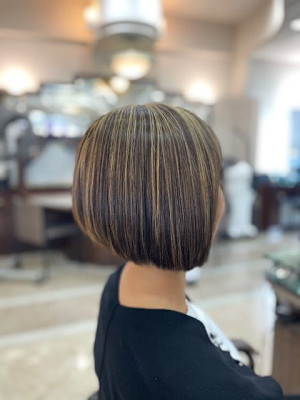 前下がりボブ×立体感カラーで魅せる都会的スタイル