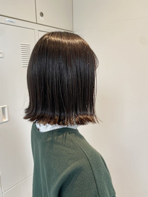 外ハネ×切りっぱなしボブ