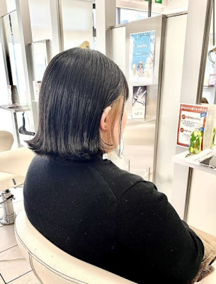 黒髪ボブ×ちょこっとインナーカラー