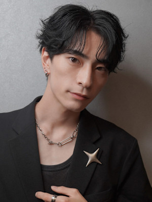 メンズカット×流れるカルマパーマ×センターパート