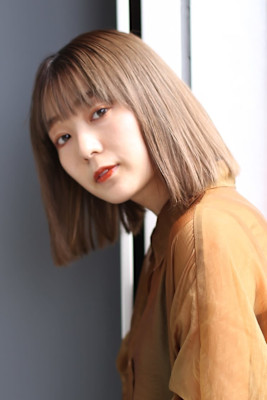 肩上ミディアム×切りっぱなし×ベージュ