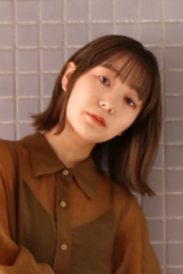 肩上ミディアム×外はね×ベージュ