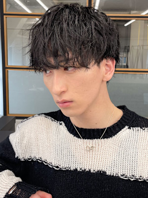 暗髪ツイスパ×ニュアンスパーマでこなれ感◎メンズカット